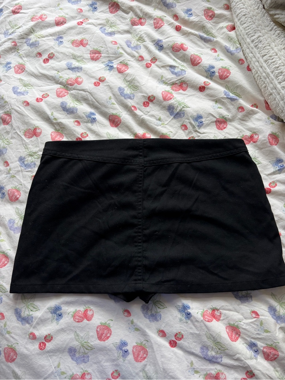 Brandy Melville low rise black skirt - Picture 3 of 3